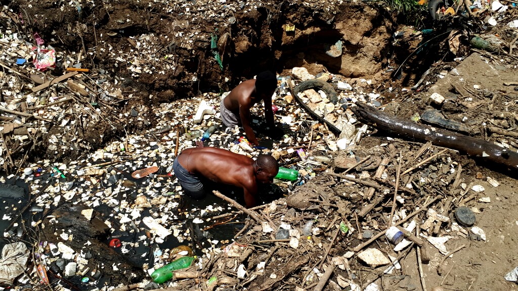 Digging out waste of the Hennops River in Riverside Park - For cleaner rivers and streams in Gauteng