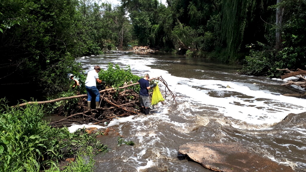 Centurion Families helping clean the waste out of the Hennops River
